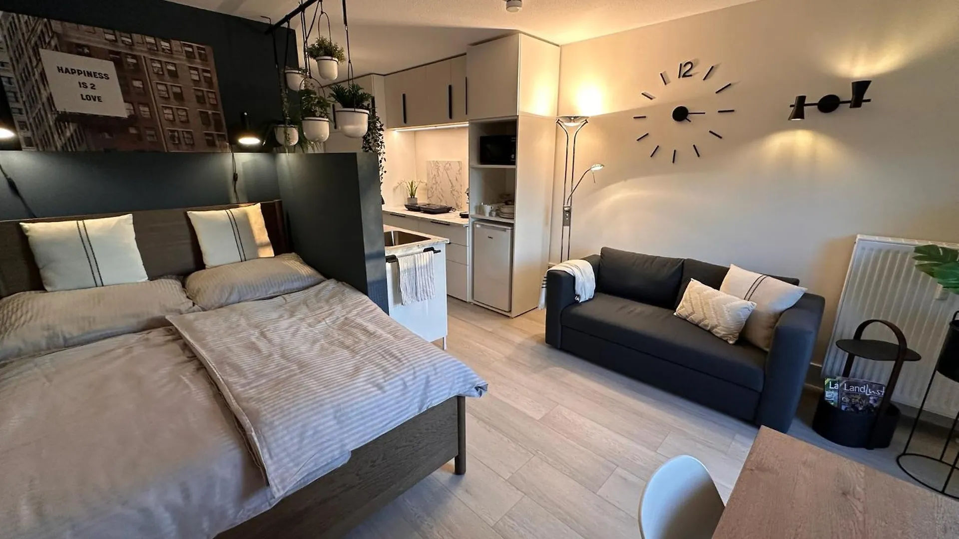 Urhome 22 City, Airport, Messe, Auto-,Strassenbahn Neurenberg